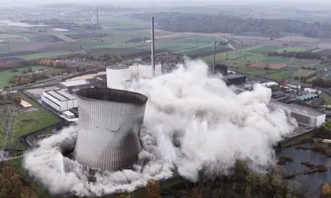 Khoảnh khắc 56.000 tấn bê tông sụp đổ tại nhà máy điện hạt nhân Đức