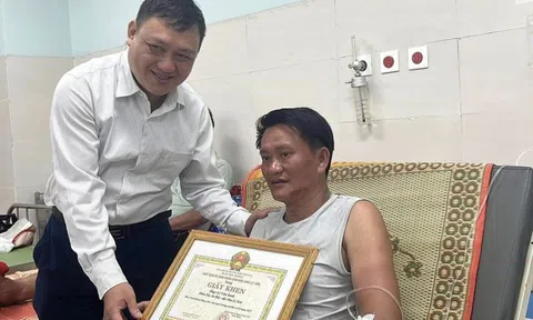 Khen thưởng 2 người hùng lao ra biển cứu người giữa sóng gió ở Lý Sơn