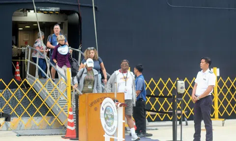 Hai siêu du thuyền hạng sang đưa 3.100 khách du lịch quốc tế đến Quảng Ninh