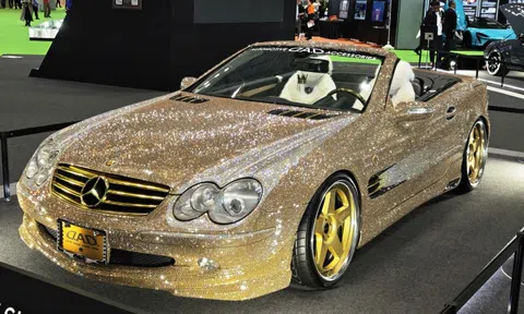 Xe sang Mercedes-Benz đính hơn 300.000 viên pha lê trông thế nào?