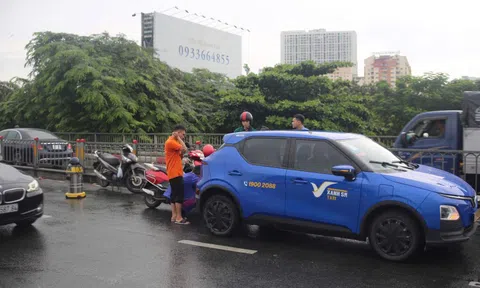 Mưa kéo dài ở TPHCM sáng nay: Va chạm, đường ngập, giao thông ùn tắc khắp nơi