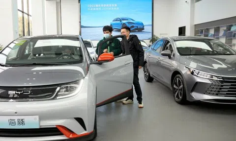 Khách Trung ồ ạt mua ôtô trước khi kết thúc miễn thuế cho xe điện