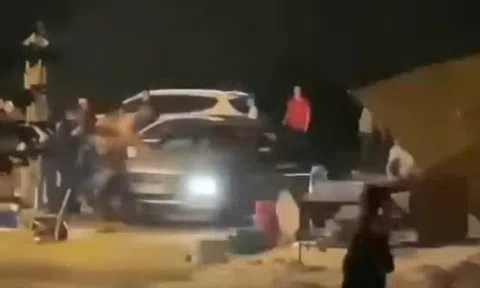 Video mới vụ tài xế tông xe vào đám đông, bị nhiều người vây đánh