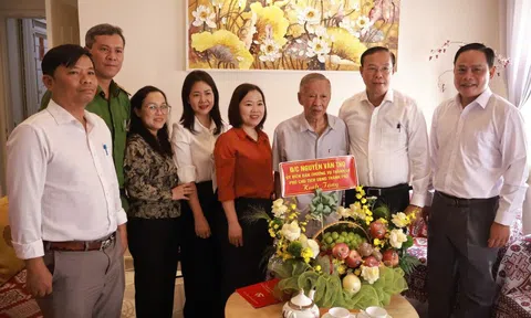 Lãnh đạo UBND TP HCM thăm nhạc sĩ Trần Long Ẩn