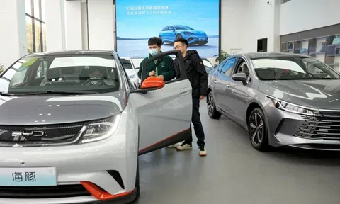 Khách Trung ồ ạt mua ôtô trước khi kết thúc miễn thuế cho xe điện