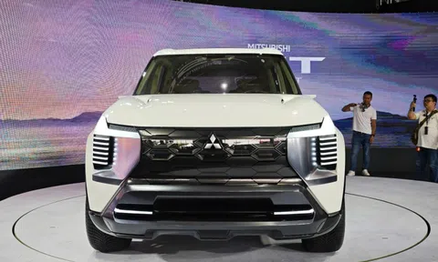 Xe mới của Mitsubishi, Subaru, Mercedes dồn dập đổ bộ Việt Nam