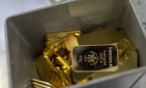 Giá vàng thế giới rơi thẳng đứng