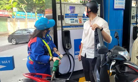 Giá xăng giảm nhẹ sau lần tăng mạnh