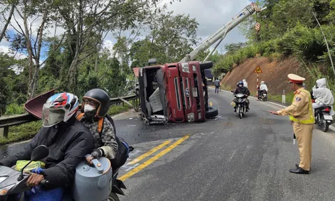 Xe đầu kéo lật trên đèo Măng Đen, Quốc lộ 24 ách tắc
