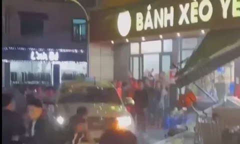 Ô tô 7 chỗ lao vào quán bánh xèo rồi tiếp tục rồ ga bỏ chạy