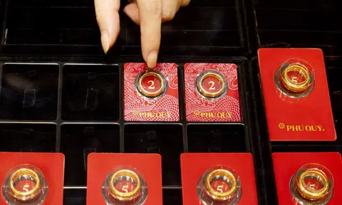 Giá vàng trong nước bỏ xa thế giới