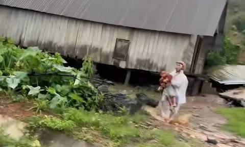 CLIP: Người dân tháo chạy khỏi nơi sạt lở núi, vùi lấp nhà