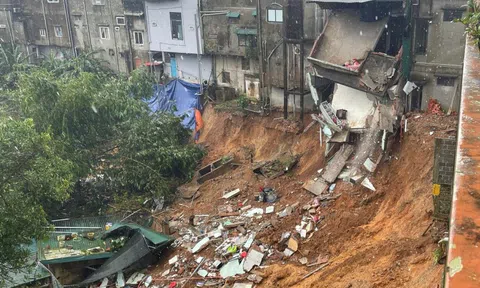 Khe Sanh xuất hiện điểm sạt lở đặc biệt nguy hiểm, sơ tán khẩn cấp nhiều hộ dân