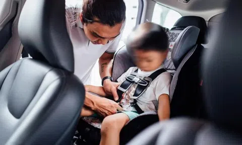 Cục CSGT nói gì về quy định ô tô chở trẻ dưới 10 tuổi phải có ghế trẻ em?