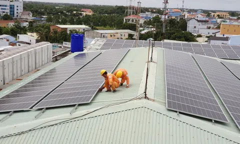 Vì sao lắp điện mặt trời mái nhà tự dùng có thể bị phạt tới 20 triệu đồng nếu không thông báo?