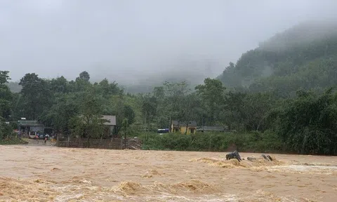 Mưa lũ lớn ở miền Trung khiến 12 người chết và mất tích