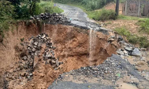 Sau mưa lớn, tỉnh lộ 587 ở Quảng Trị xuất hiện hình ảnh rùng mình