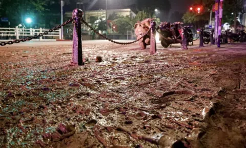 Phạt hành chính tài xế xe tải làm rơi bùn xuống phố khiến nhiều người trượt ngã