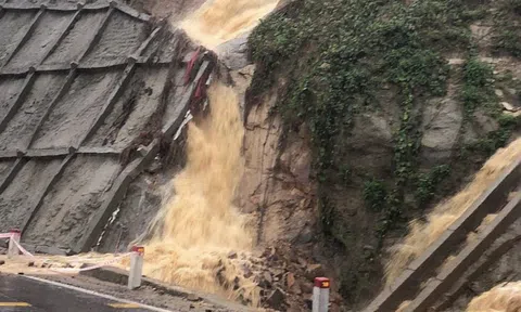 Sạt lở nguy hiểm, đèo An Khê chính thức bị phong tỏa
