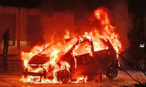 VIDEO: Chiếc xe 4 chỗ bốc cháy dữ dội vào đúng giờ tan tầm