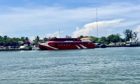 Tàu cao tốc tạm ngừng vận chuyển ra đặc khu Phú Quý