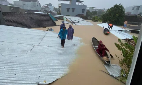 Nhiều người dân kêu cứu, lực lượng chức năng căng mình giữa lũ dữ