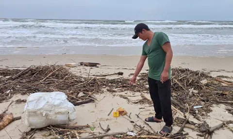 Phát hiện nhiều túi ni-lon nghi chứa ma tuý dạt vào bờ biển Quảng Trị