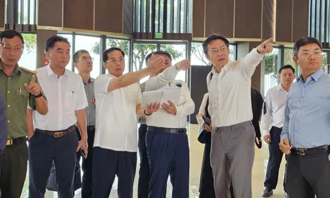 Hình ảnh Phó Thủ tướng Bùi Thanh Sơn kiểm tra tiến độ tổ chức Diễn đàn Kinh tế Mùa thu tại TP HCM