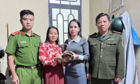 Thấy con vật bò lổm ngổm trước sân, người dân bắt giữ rồi lập tức trình báo