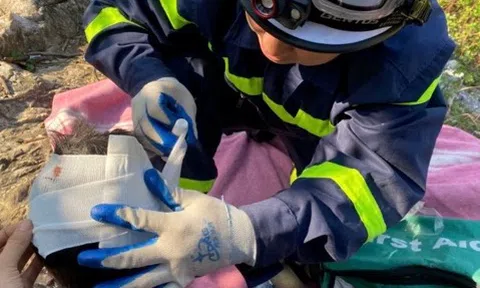 Đi chơi cùng gia đình, 2 cháu bé trượt chân rơi xuống hố sâu, bị mắc kẹt