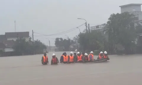 Đắk Lắk đề nghị hỗ trợ trực thăng, ca nô công suất lớn ứng cứu người dân