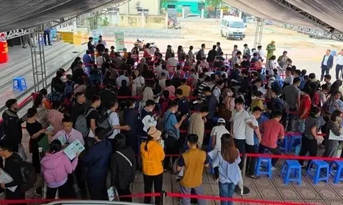 Trăm khách thức đêm chờ mua nhà, chủ đầu tư đổi 'chiến thuật'