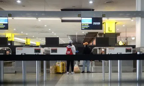 Pin dự phòng phát nổ, người đàn ông la hét hoảng loạn ở sân bay