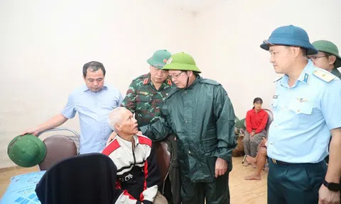 Ấm áp tình người trong lũ dữ