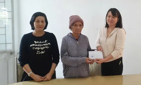 Thực hiện di nguyện của chồng, cụ bà mang 10 triệu đồng ủng hộ đồng bào vùng lũ