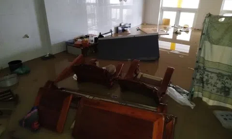 Tâm lũ Nha Trang tan hoang, nhiều người dân phá mái nhà thoát thân