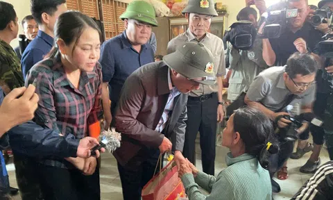 Thường trực Ban Bí thư Trần Cẩm Tú và Bí thư Thành ủy TP HCM Trần Lưu Quang đến vùng lũ Khánh Hòa