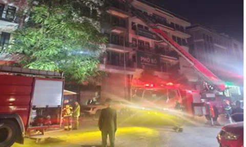 Cháy nhà 5 tầng, 5 người may mắn được giải cứu