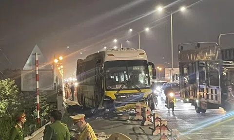 Xe khách tông xe máy trên cầu Thanh Trì, 2 người tử vong
