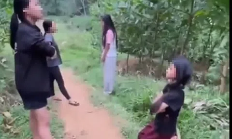 Xôn xao clip nhóm nữ sinh hành hung 2 em nhỏ, bắt quỳ gối
