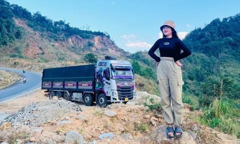Chân dung nữ tài xế trẻ đẹp lái xe tải chở hàng cứu trợ miễn phí cho miền Trung