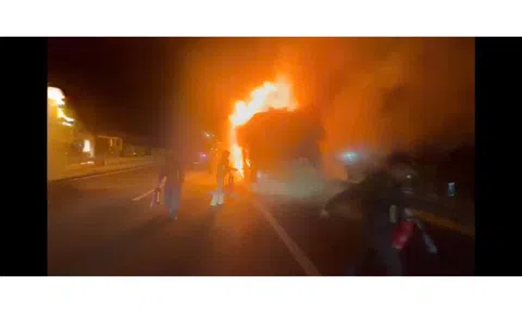 Xe khách cháy trơ khung trên đường cao tốc TP HCM - Trung Lương