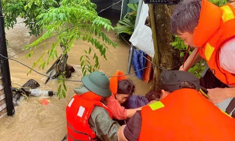 Thủ tướng: Khẩn trương chi trả bảo hiểm cho người dân, doanh nghiệp bị ảnh hưởng lũ lụt