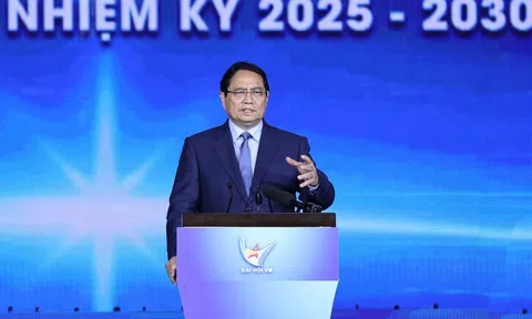 Thủ tướng Phạm Minh Chính tặng doanh nhân trẻ 16 chữ 'vàng'