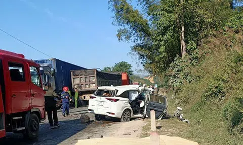 VIDEO: Tai nạn thảm khốc xe ô tô 7 chỗ lấn làn tông trực diện xe tải, 4 người tử vong