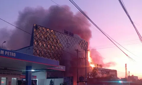 Lửa cháy ngùn ngụt trong quán bar ở Đồng Nai