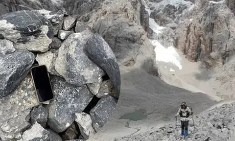 Nhặt được chiếc điện thoại rơi 3 năm, chàng trai mang trả và cái kết đẹp