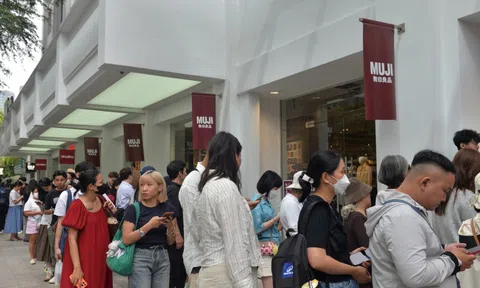 Nhân viên công sở tranh thủ giờ nghỉ trưa đi "săn sale" Black Friday tại TP HCM