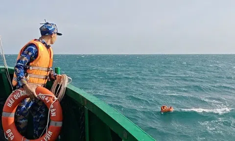 Vùng 5 Hải quân cứu 2 người trôi dạt nhiều giờ trên biển