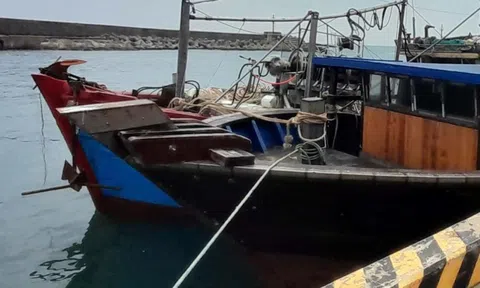 Ngư dân tiếp cận chiếc "tàu ma" trôi dạt trên biển